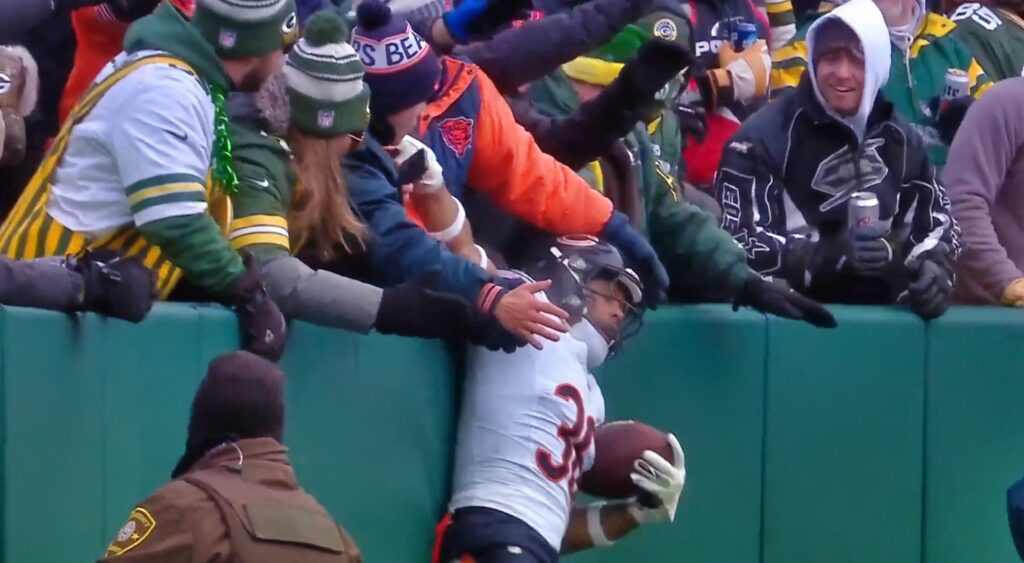 Jonathan Owens attempting Lambeau Leap