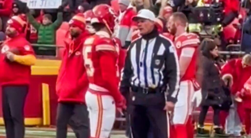 Patrick Mahomes and a ref talking on field