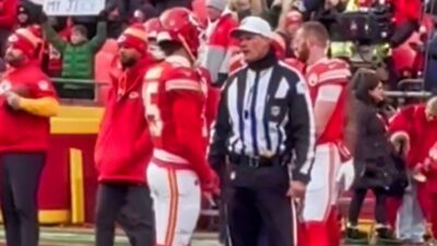 Patrick Mahomes and a ref talking on field