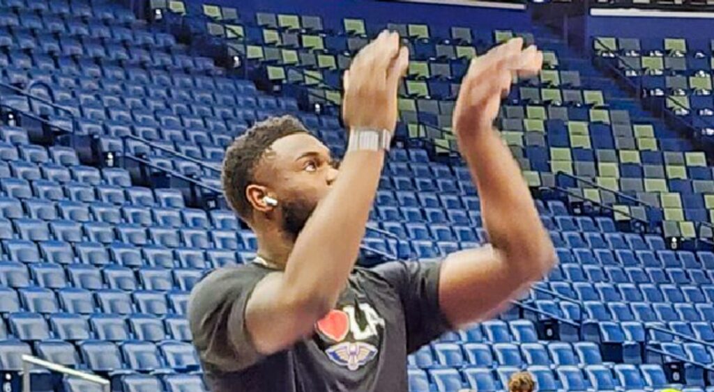 Zion Williamson looks slim in the pre-game training session