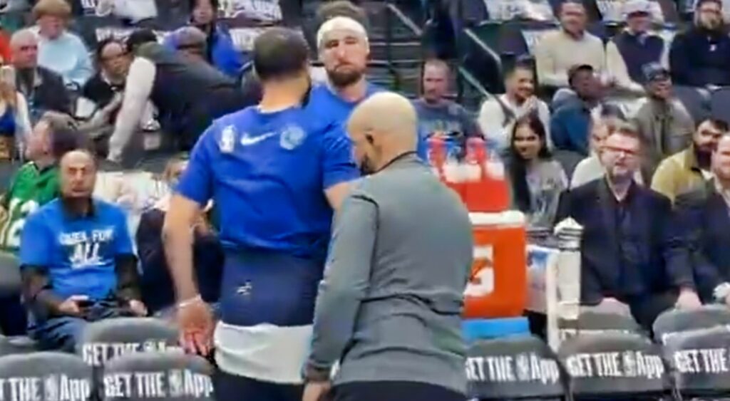 Cameras captured a moment between Stephen Curry and Klay Thompson during their pre-game warmup