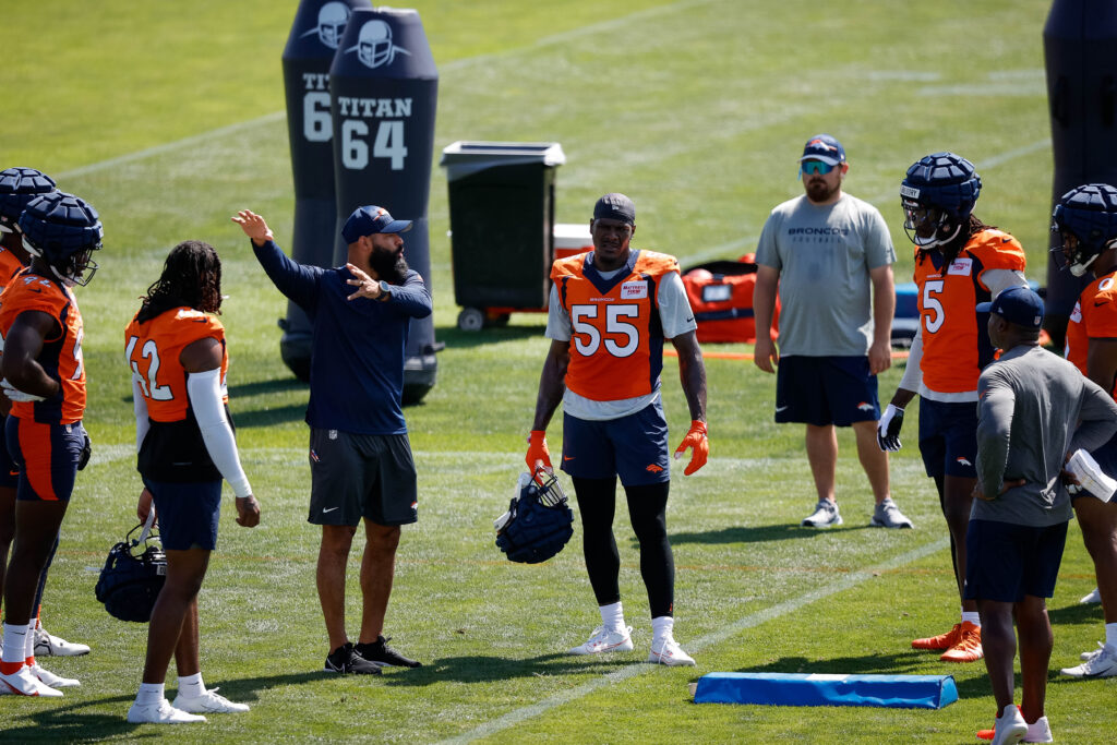 Michael Wilhoite speaking to Denver Broncos players