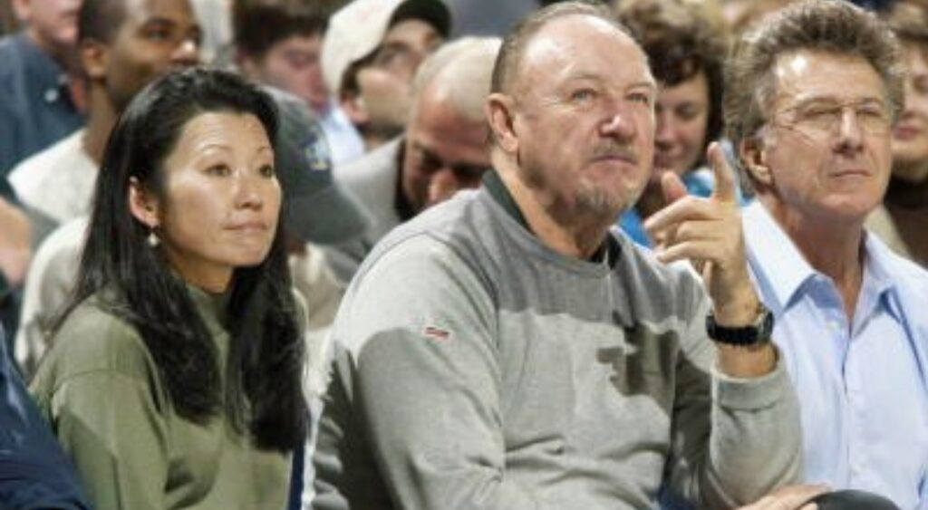 Gene Hackman sitting between his wife and Dustin Hoffman